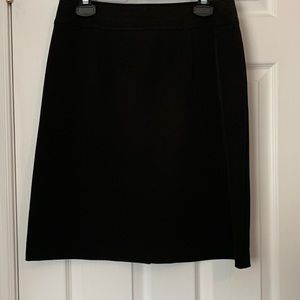 GLORIA Vanderbilt skirt with zipper and slit in back.